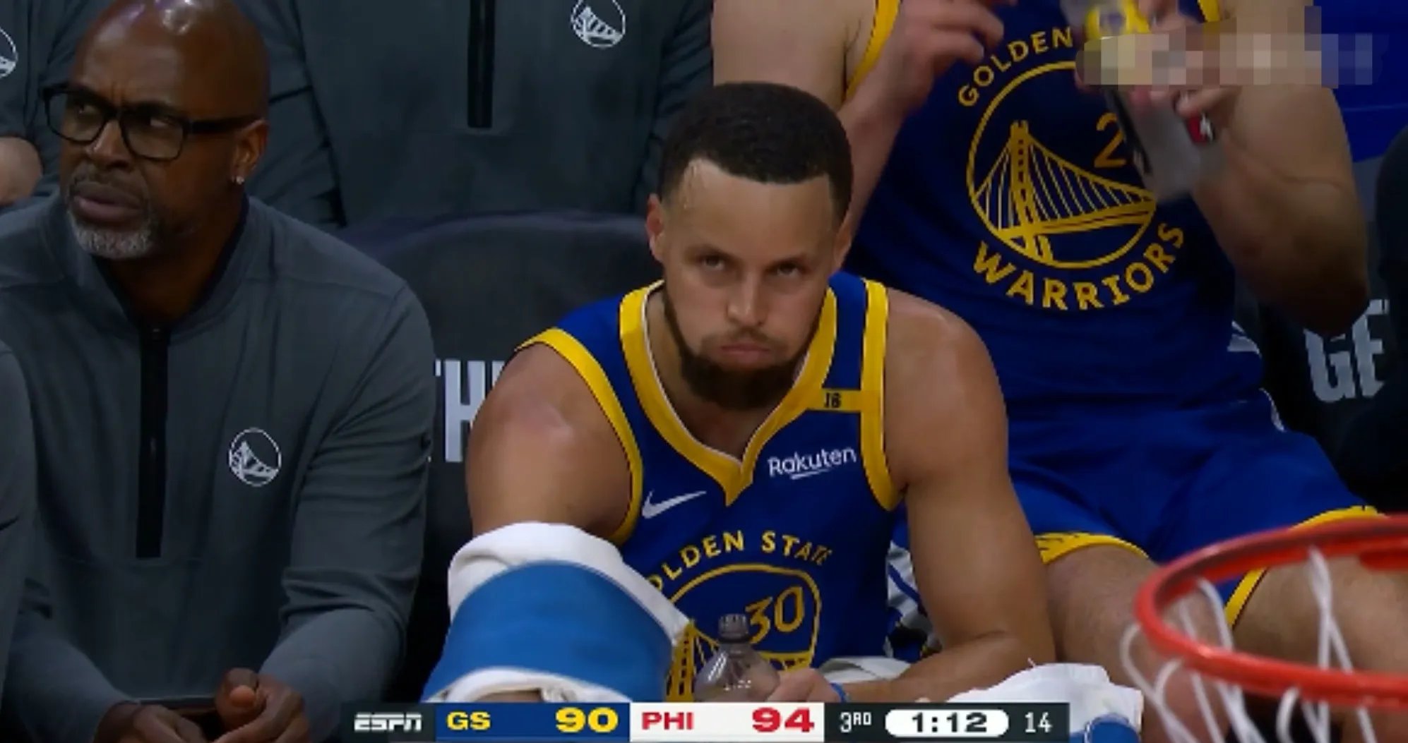 开云体育-库里重返赛场，夺冠首场状态出色，老鹰观众沸腾！-开云体育