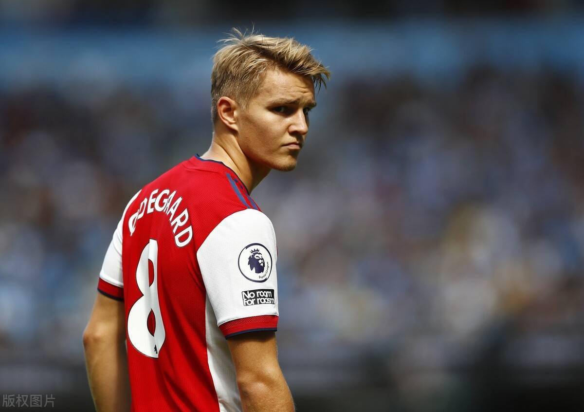 包含冲刺阶段英超传出新动向，埃因霍温更衣室发声，管理层表态——质疑声仍在，赛程密集仍需轮换的词条