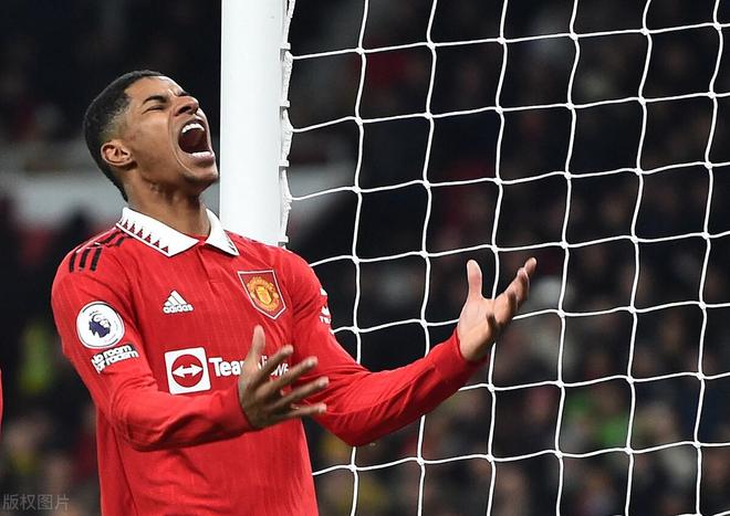 包含冲刺阶段英超传出新动向，埃因霍温更衣室发声，管理层表态——质疑声仍在，赛程密集仍需轮换的词条